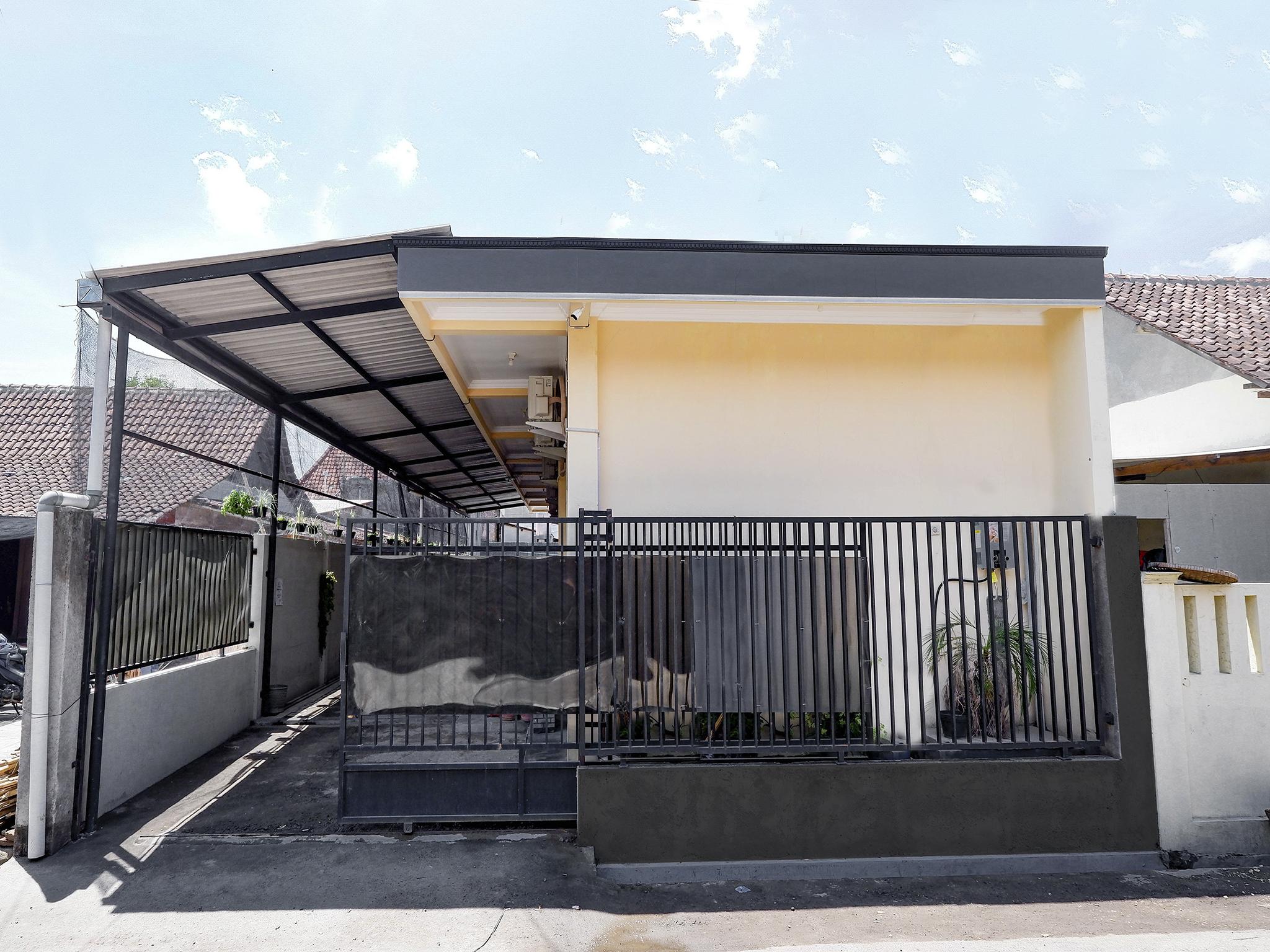 Super Oyo Capital O 2258 Santana Syariah Guest House Kartosuro Εξωτερικό φωτογραφία